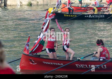 Bilbao, Biscaglia, Spagna - 11 aprile 2024 - i tifosi dell'Athletic Club de Bilbao celebrano con la chiatta il 25° titolo della Copa del Rey Foto Stock