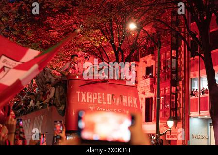 Bilbao, Biscaglia, Spagna - 11 aprile 2024 - i tifosi dell'Athletic Club de Bilbao celebrano con la chiatta il 25° titolo della Copa del Rey Foto Stock