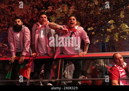 Bilbao, Biscaglia, Spagna - 11 aprile 2024 - i tifosi dell'Athletic Club de Bilbao celebrano con la chiatta il 25° titolo della Copa del Rey Foto Stock