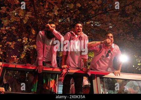 Bilbao, Biscaglia, Spagna - 11 aprile 2024 - i tifosi dell'Athletic Club de Bilbao celebrano con la chiatta il 25° titolo della Copa del Rey Foto Stock