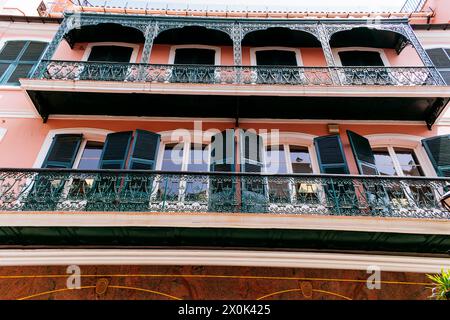 Edificio con facciata coloniale sulla Main Street. Gibilterra, territorio britannico d'oltremare, Regno Unito, Europa Foto Stock