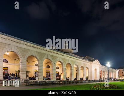 Brescia, piazza Arnaldo, edificio mercato dei grani, ristorante all'aperto a Brescia, Lombardia / Lombardia, Italia Foto Stock