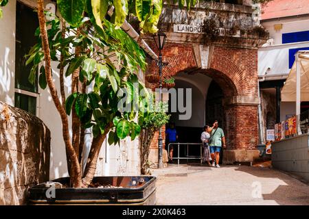 Landport Gate. Vista dall'interno dell'involucro murato. Questa porta, ricostruita nel 1729 dagli inglesi sul sito delle precedenti porte moresche e spagnole Foto Stock