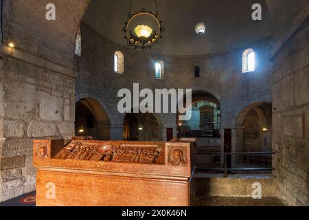 Brescia, interno della Cattedrale Vecchia, sarcofago del Vescovo Berardo Maggi (1308) in marmo rosso a Brescia, Lombardia/Lombardia, Italia Foto Stock