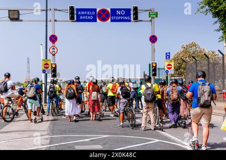 Persone in attesa che l'aereo decolli per attraversare la pista dell'aeroporto sulla strada per il confine. Gibilterra, British Overseas Territory, Regno Unito, Foto Stock