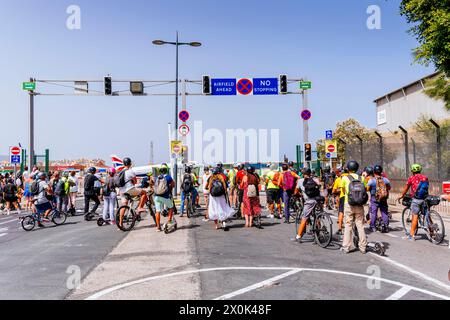 Persone in attesa che l'aereo decolli per attraversare la pista dell'aeroporto sulla strada per il confine. Gibilterra, British Overseas Territory, Regno Unito, Foto Stock