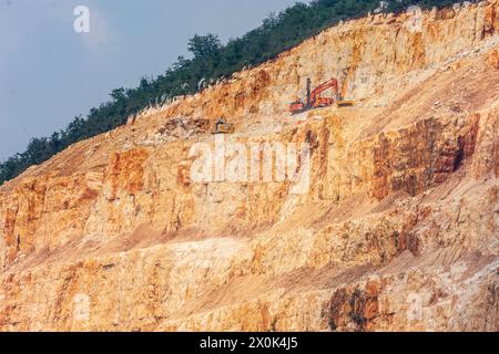 Rezzato, cava di marmo cava Ventura, appartenente alla zona del bacino del marmo di Botticino, scavo del marmo, azienda Cave Ventura a Brescia, Lombardia/Lombardia, Italia Foto Stock