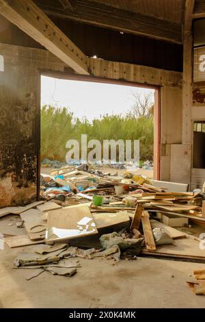 Immergiti nel paesaggio inquietante del degrado urbano e del degrado ambientale con questa suggestiva immagine di una montagna di rifiuti in una fabbrica abbandonata Foto Stock