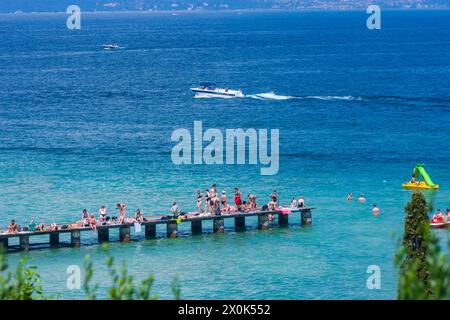 Sirmione, Lago di Garda, spiaggia, bagno, barca, pontile balneabile a Brescia, Lombardia/Lombardia, Italia Foto Stock