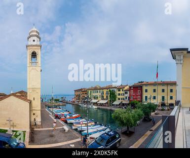 Lazise, Lago di Garda, porto antico, chiesa di San Nicolo, barche a Verona, Veneto, Italia Foto Stock