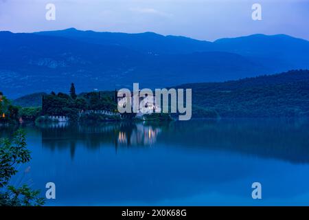 Madruzzo, lago di Toblino, Castel Toblino in Trentino, Trentino-alto Adige, Italia Foto Stock