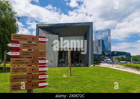 Bolzano (Bolzano), sede centrale dell'azienda Salewa, sala arrampicata in alto Adige, Trentino-alto Adige, Italia Foto Stock