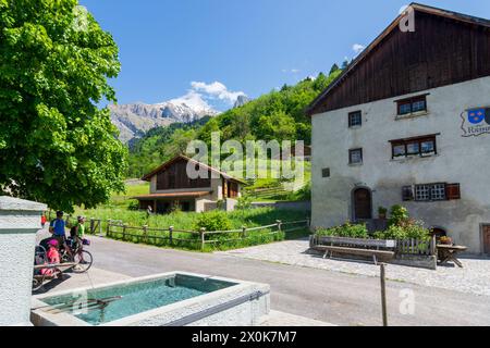 Maienfeld, Heididörfli (Heididorf) nella frazione Rofels, Rathausstall (vecchio municipio e scuola) a Bündner Herrschaft, Grigioni, Svizzera Foto Stock