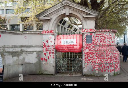 National Covid Memorial Wall, South Bank, Lambeth, Londra, Regno Unito. Il National Covid Memorial Wall di Londra è un murale pubblico dipinto da volontari Foto Stock