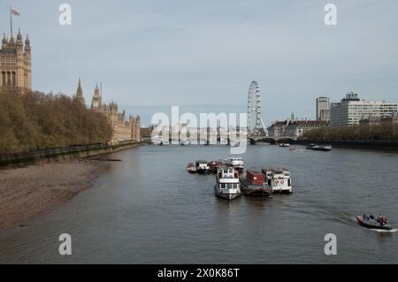 Vista a valle sul Tamigi da Lambeth Bridge, Lambeth, Londra, Regno Unito. Parlamento a sinistra, London Eye, barche sul Tamigi; Foto Stock