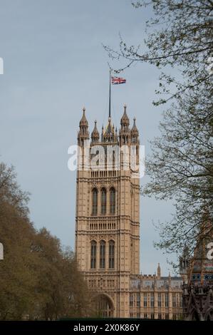 Victoria Tower, Houses of Parliament, Palace of Westminster, Westminster, Londra, Regno Unito - bandiera britannica - l'Union Jack che sventola dalla Torre. Foto Stock