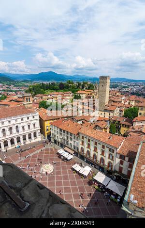 Bergamo, vista dalla torre torre civica (Campanone) fino a Piazza Vecchia, Palazzo nuovo (Biblioteca Civica Angelo mai, biblioteca Angelo Maj) e Torre del Gombito a Bergamo, Lombardia / Lombardia, Italia Foto Stock