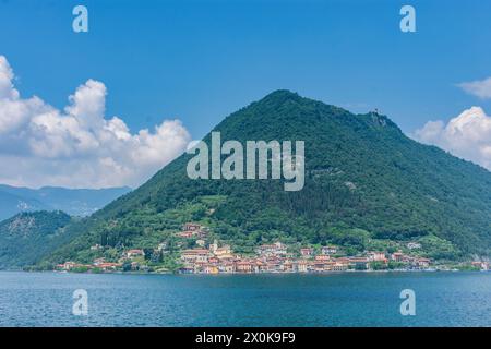 Monte Isola, Lago d'Iseo, isola di Monte Isola, villaggio Peschiera Maraglio, chiesa Santuario della Ceriola in cima a Brescia, Lombardia / Lombardia, Italia Foto Stock