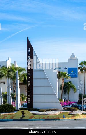 BENALMADENA, SPAGNA - 25 GENNAIO 2024: Passeggiata nel porto di Benalmadena a Benalmadena, Malaga, Spagna il 25 gennaio 2024 Foto Stock