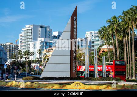 BENALMADENA, SPAGNA - 25 GENNAIO 2024: Passeggiata nel porto di Benalmadena a Benalmadena, Malaga, Spagna il 25 gennaio 2024 Foto Stock