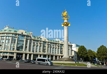 Colonna con la statua di San George è un drago combattente a Freedom Square, Tavisuplebis Moedani, Tbilisi, Georgia Foto Stock