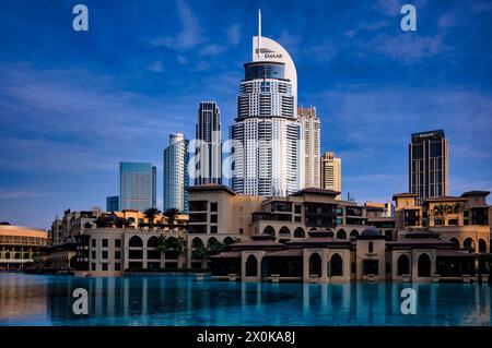 Hotel The Address Downtown, Souk al Bahar, centro commerciale, grattacieli, Financial District, Logo EMAAR, Lake Burj Khalifa, Downtown, Dubai, luce serale, Emirati Arabi Uniti, VAR Foto Stock