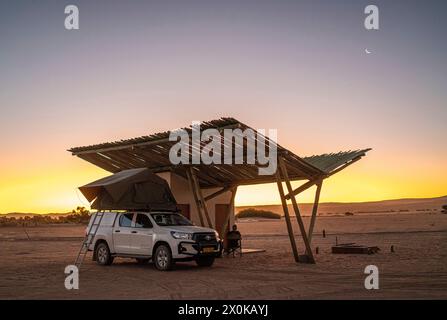 Campeggi in una tenda sul tetto a Sesrim, al confine con il Namib-Naukluft National Park, Namibia Foto Stock