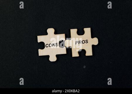 Puzzle che si uniscono per formare le parole PRO e CONTRO, simboleggiando la valutazione Foto Stock