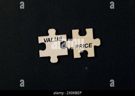 Pezzi del puzzle scollegati che formano le parole "VALORE" e "PREZZO" Foto Stock