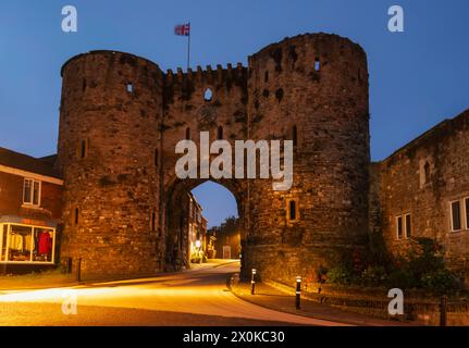 Inghilterra, East Sussex, Rye, la Landgate Gatehouse risalente al 1329 Foto Stock