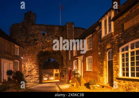 Inghilterra, East Sussex, Rye, la Landgate Gatehouse risalente al 1329 Foto Stock