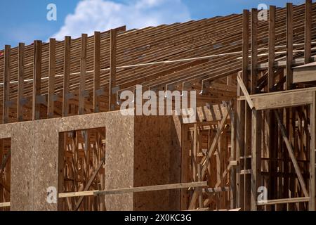 Casa con telaio in legno. Costruzione di nuove case in legno incorniciate in America. Timber Canadian Log Home o Timber Finnish Log House con rivestimento OSB Foto Stock