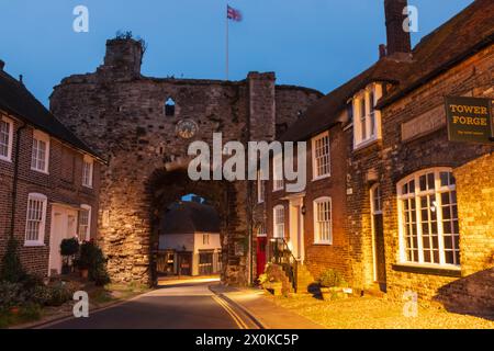 Inghilterra, East Sussex, Rye, la Landgate Gatehouse risalente al 1329 Foto Stock