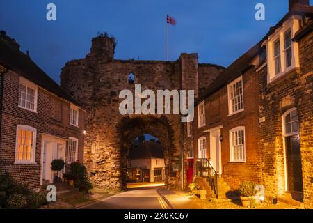 Inghilterra, East Sussex, Rye, la Landgate Gatehouse risalente al 1329 Foto Stock