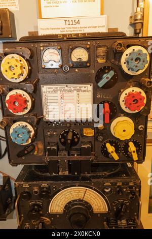 Inghilterra, West Sussex, Chichester, Tangmere Military Aviation Museum, esposizione del trasmettitore radio Bomber della seconda guerra mondiale Foto Stock