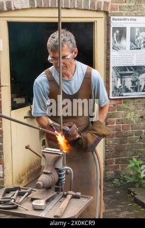 Inghilterra, West Sussex, Arundel, Amberley Museum and Heritage Centre, Blacksmith at Work Welding Foto Stock