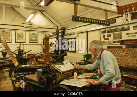 Inghilterra, West Sussex, Arundel, Amberley Museum and Heritage Centre, Demonstration of Printing Foto Stock
