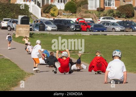 Inghilterra, West Sussex, Worthing, Group of Children Skating at Lancing Foto Stock