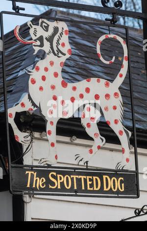 Inghilterra, Kent, Penshurst Place, il cartello Spotted Dog Pub Foto Stock