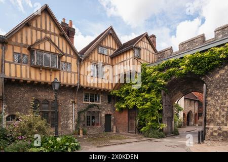 Inghilterra, Hampshire, Winchester, Winchester Cathedral, Cathedral Close, Prior's Gate Foto Stock