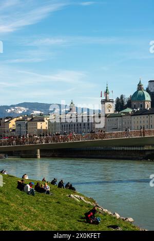 Austria, Salisburgo, Salzach, Marko-Feingold-Steg (ex ponte pedonale Makart) e chiesa collegiale Foto Stock