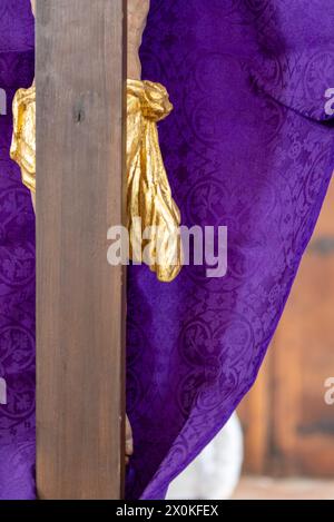 Chiesa, interno, Pasqua, crocifisso, panno viola, Chiesa dell'Abbazia di Baumburg Foto Stock