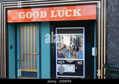 Slot machine con giocattoli per bambini e un'iscrizione in inglese - buona fortuna. Foto Stock