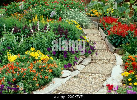 Pittoresco sentiero in pietra di pavimentazione nel giardino fiorito sul retro in estate, Missouri Foto Stock