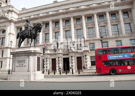 Old War Office, Whitehall, Westminster, Londra, Regno Unito - ora un hotel (Owo Hotel), con il comandante in capo dell'esercito britannico di fronte. Foto Stock