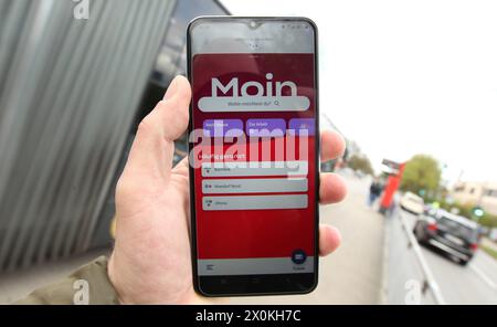 Auf einem smartphone ist die App vom Hamburger Verkehrsverbund hvv switch geöffnet. Simbolo/simbolo foto. Hoheluft Hamburg *** l'app dell'interruttore hvv dell'associazione dei trasporti di Amburgo è aperta su uno smartphone immagine simbolo foto simbolo Hoheluft Hamburg Foto Stock