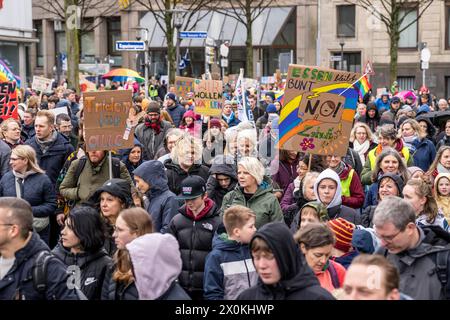 Manifestazione studentesca contro l'estremismo di destra, con il motto "Schule bleibt Bunt", oltre 2500 studenti, genitori e insegnanti protestano contro RIG Foto Stock