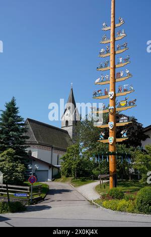 Germania, Baviera, alta Baviera, Chiemgau, Seebruck, Maypole, Chiesa parrocchiale di St Thomas e St. Stefano Foto Stock