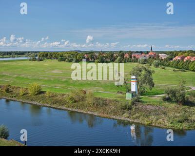 Porto di Dömitz sui fiumi Elba ed Elde, vecchia torre di guardia delle ex fortificazioni di confine del confine interno-tedesco Foto Stock