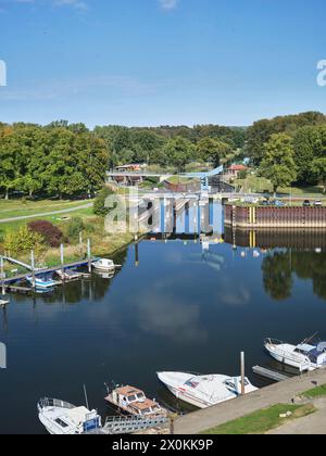 Porto e porticciolo di Dömitz sui fiumi Elba ed Elde, chiusa del canale navigabile Müritz-Elde, cielo blu, formato ritratto Foto Stock